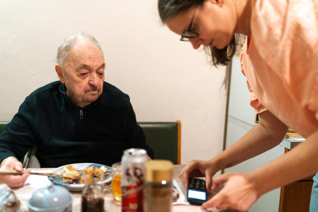 Nos auxiliaires qualifiés vous assistent dans les activités quotidiennes Nos auxiliaires qualifiés vous assistent dans les activités quotidiennes