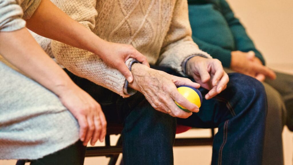 Chez L SONLA, nous plaçons l’écoute, la solidarité et l’adaptabilité au cœur de chaque intervention Aide à domicile pour vos proches
