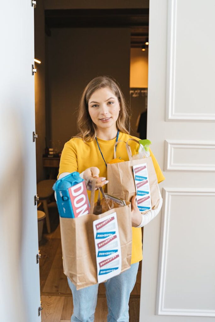 Nous faisons vos courses Une femme souriante apporte les courses